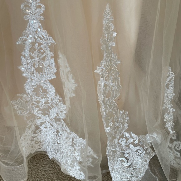 Champagne lace wedding gown - Picture 9 of 14